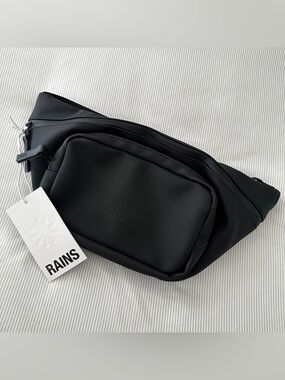RAINS BRAND NEW BLACK MINIMALIST BUM BAG